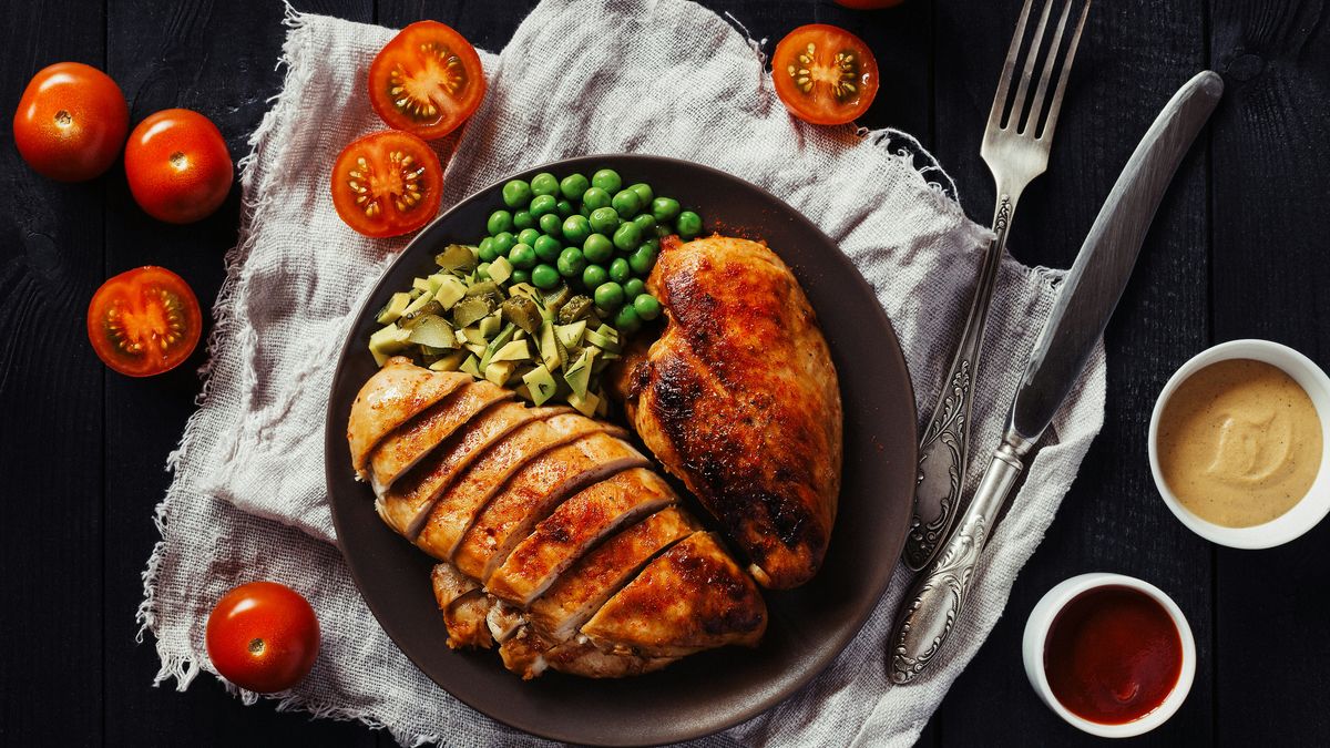 Grilled chicken breast with peas